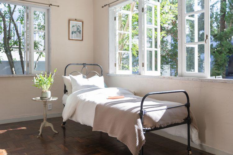 ベッドはセミシングルサイズ