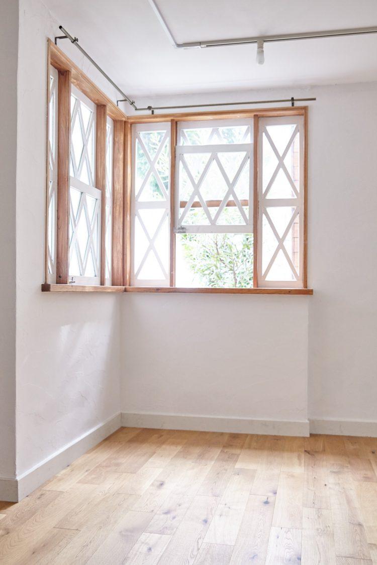 カントリー調の木枠の窓もおすすめ