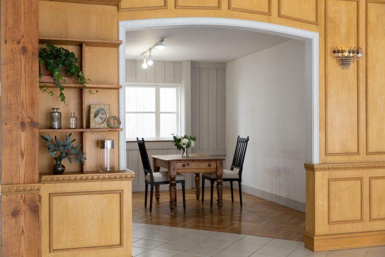 テイストに合った小物とダイニングセット