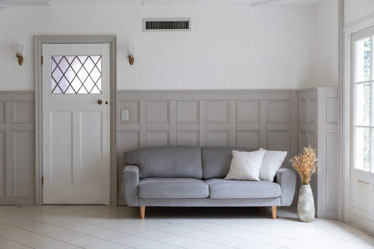 グレーの飾り壁が大人の雰囲気