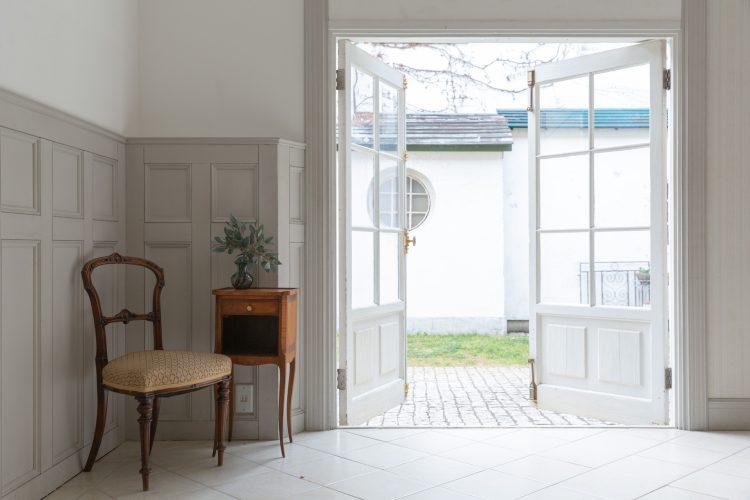 扉の向こうには白壁とグリーン