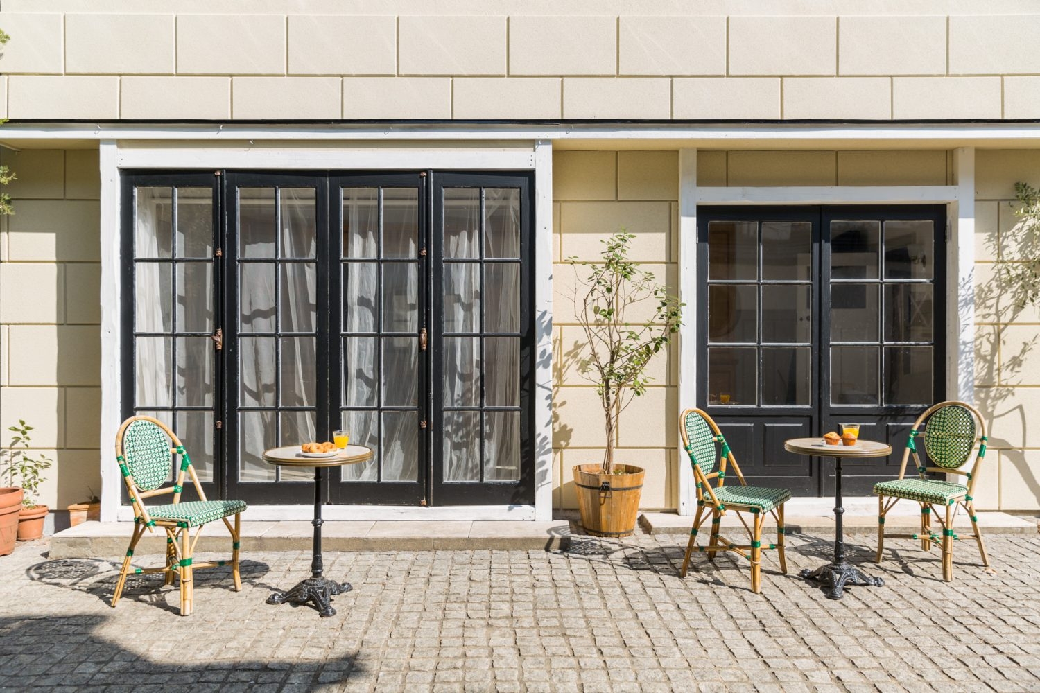 黒枠の扉がショップの雰囲気