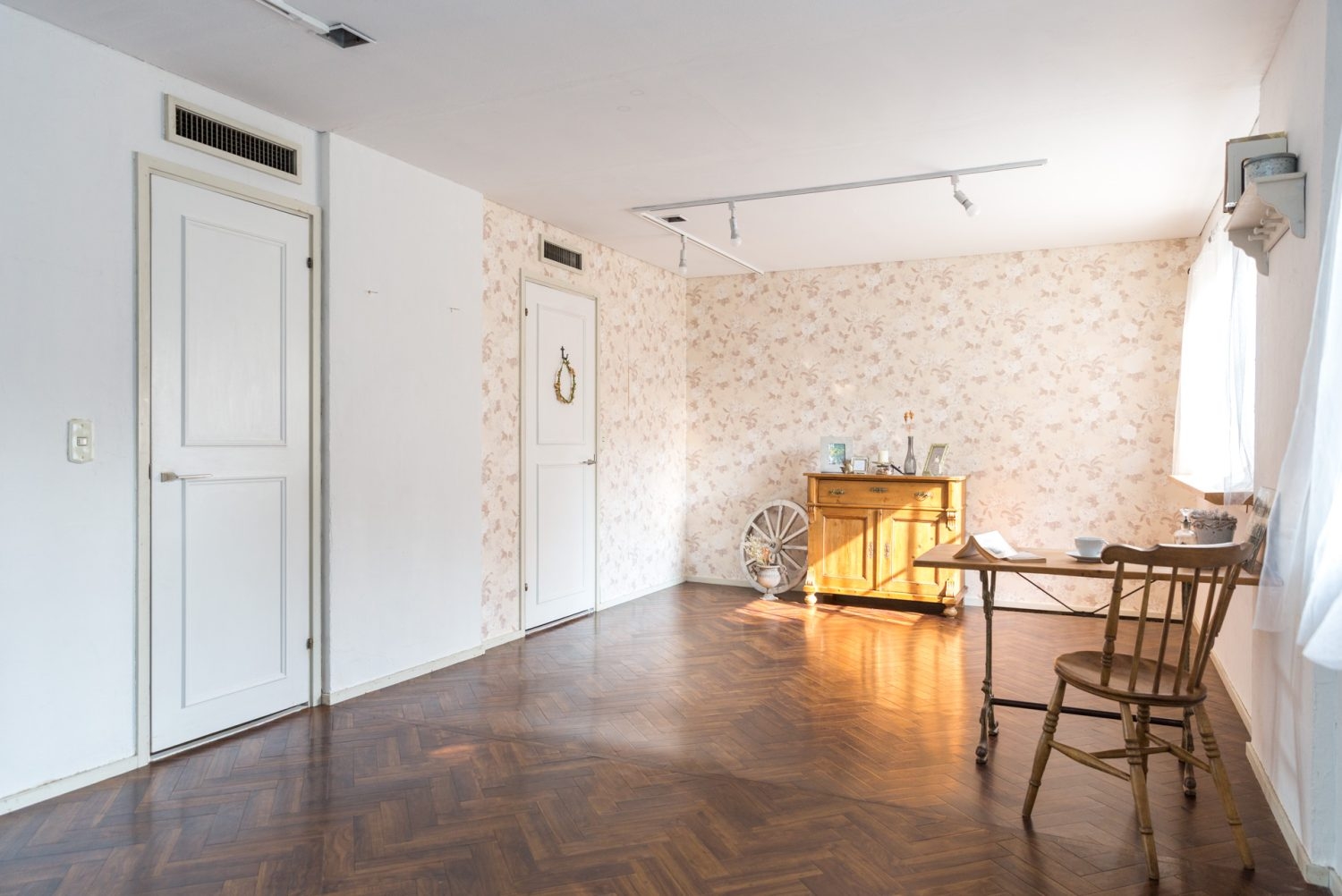 壁紙とヘリンボーンの床