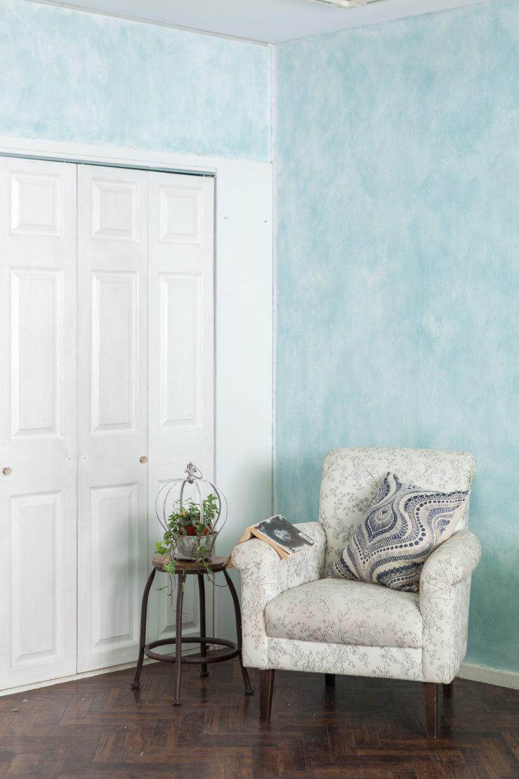 クローゼットを背景に