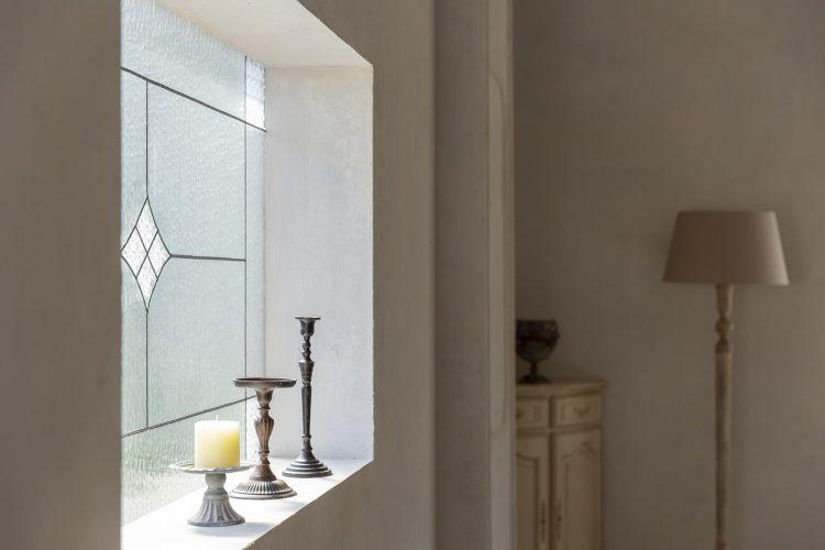 窓枠に小物を置いて物撮影も