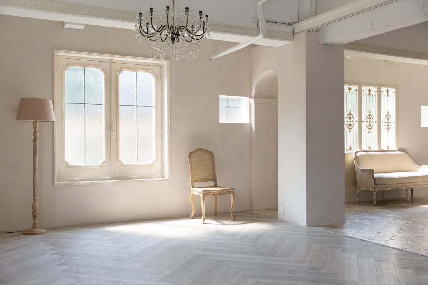 大小の窓から入る自然光