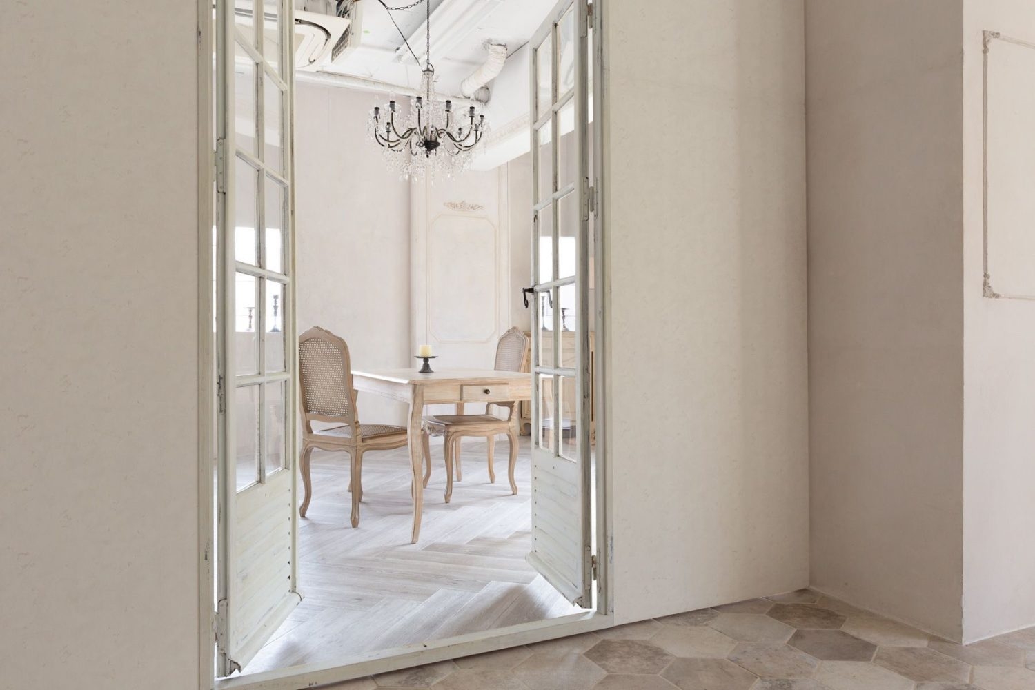 可動壁にはガラス扉