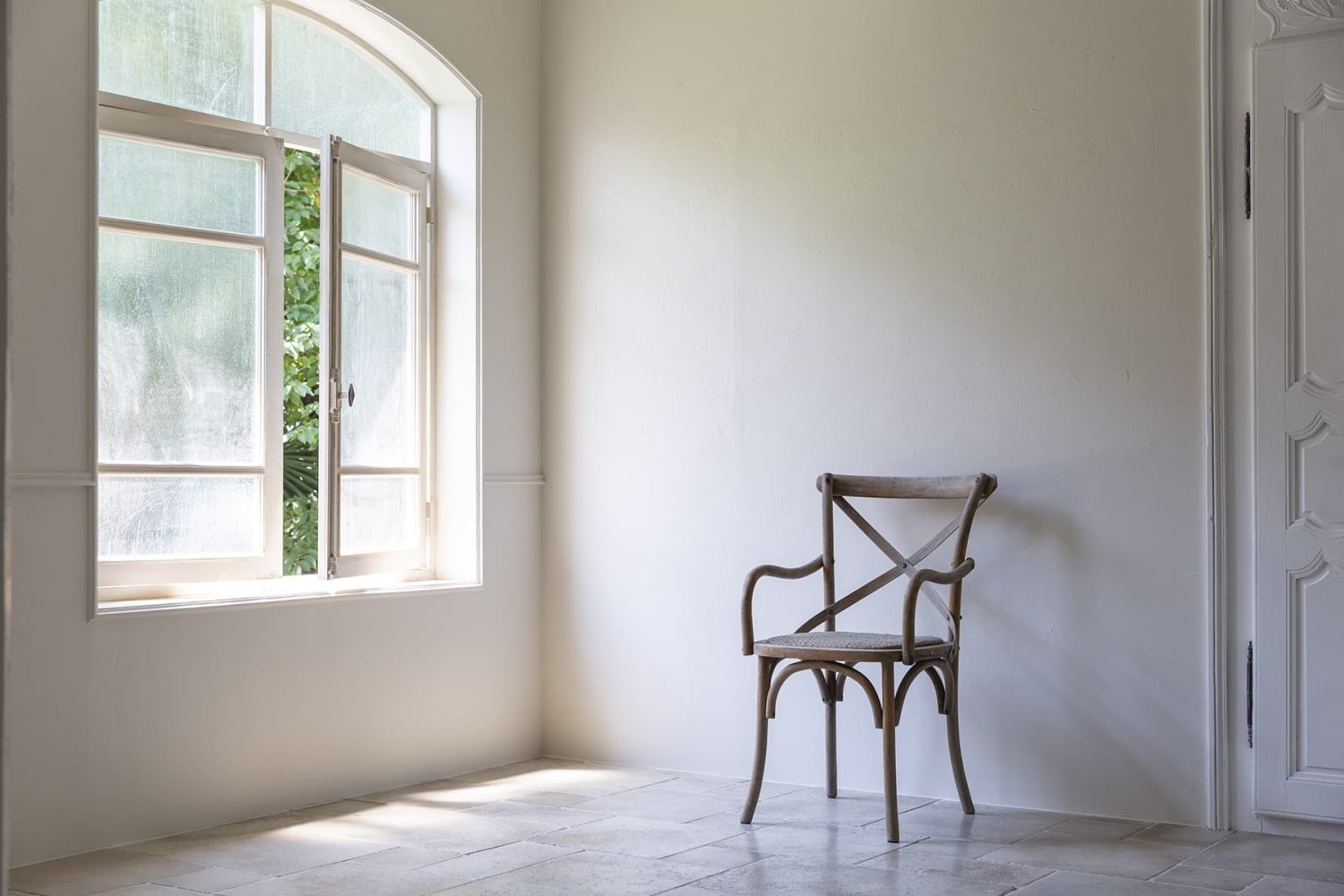 すりガラス窓越しのグリーン