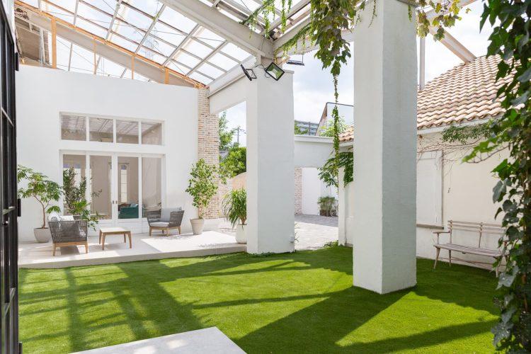 常緑樹と芝に囲まれたプライベート空間