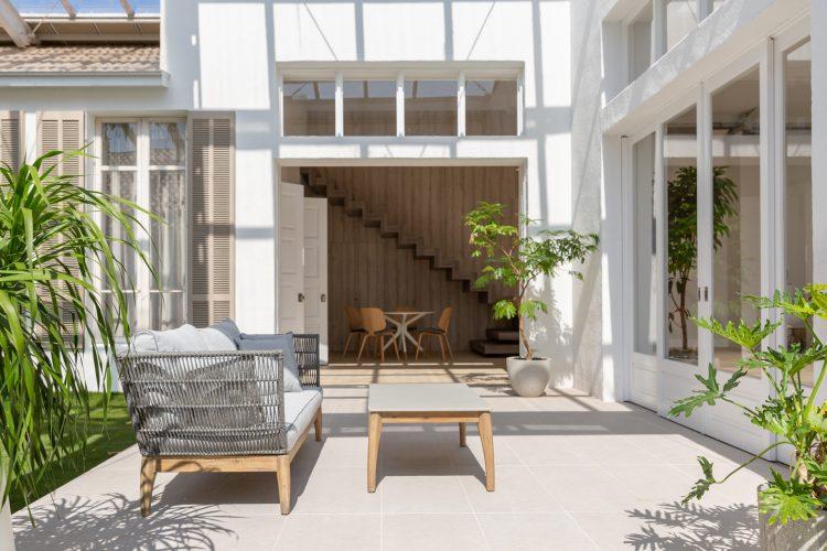 シンプルなタイルにグリーンが映える中庭