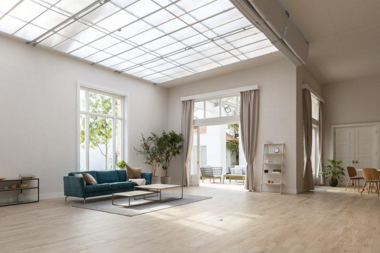 天窓から光がたっぷりと差し込む