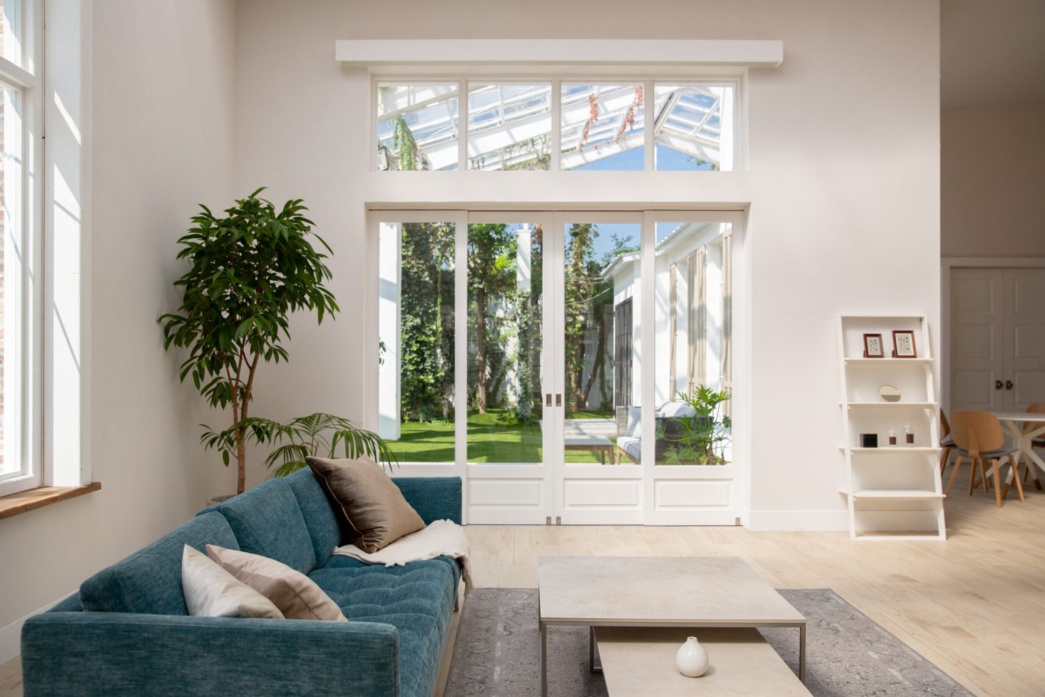 大きな開口が気持ちのよいリビング