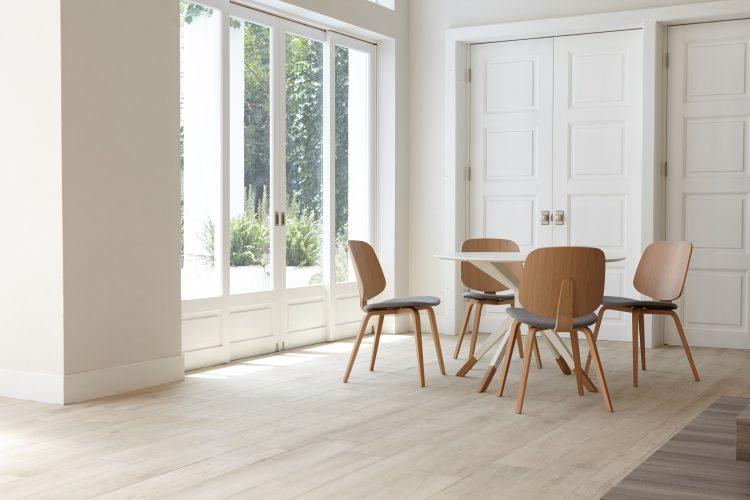 中庭の緑がのぞく