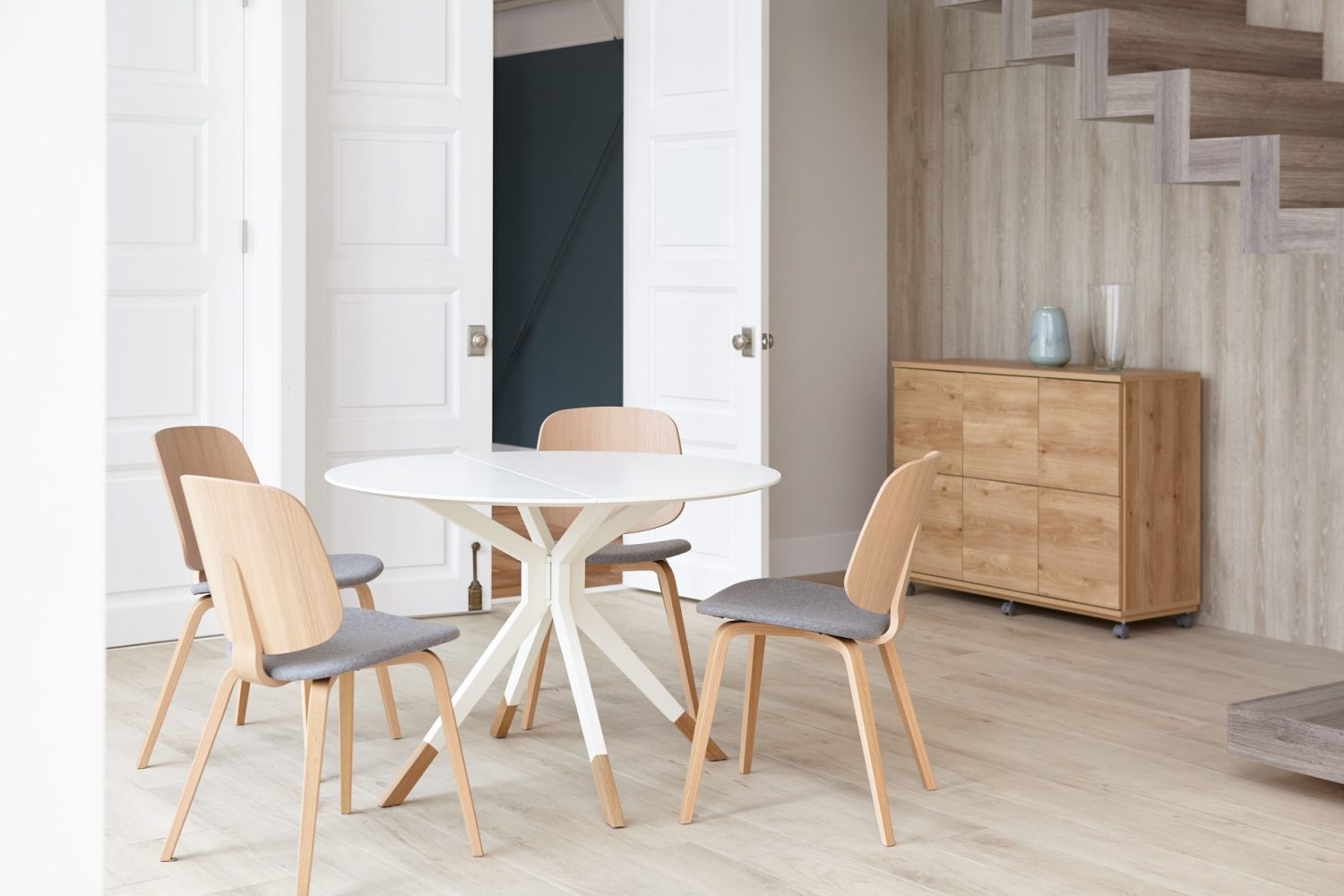 ベッドルームへ繋がる大きな扉