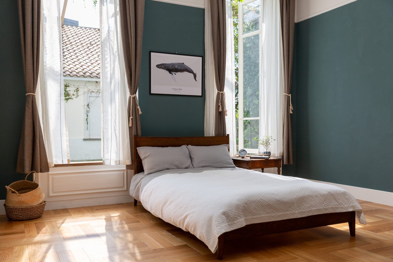 シックな色合いのベッドルーム