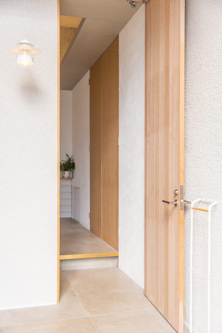 背の高い玄関扉がスタイリッシュ