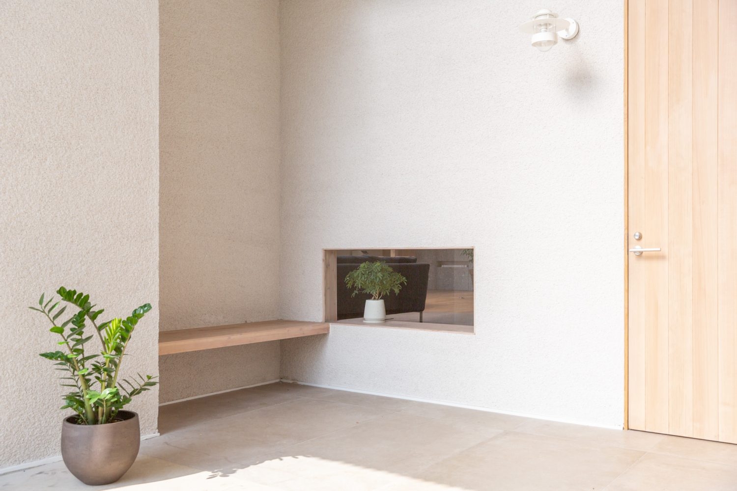 ベンチと小窓を活かした商品撮影も