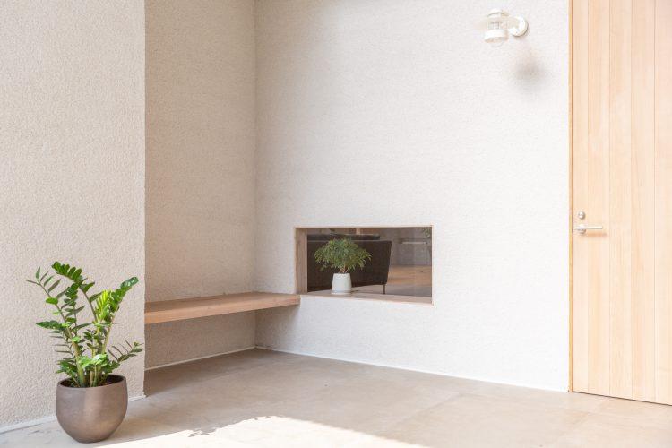 ベンチと小窓を活かした商品撮影も