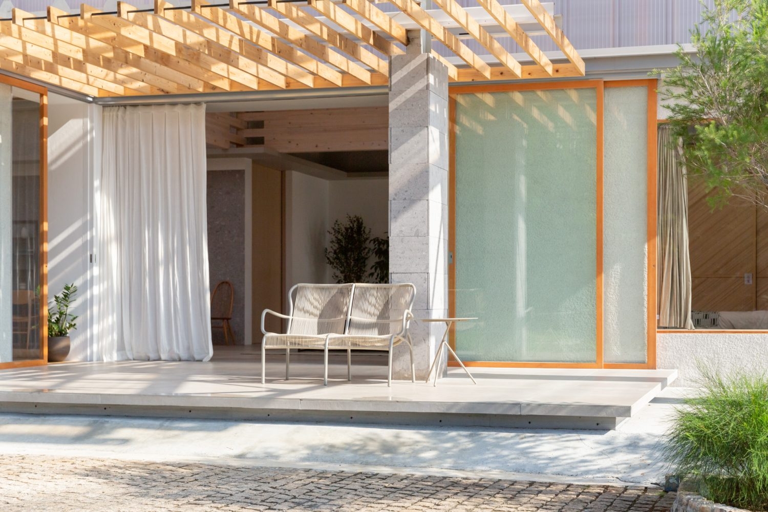 天然木のパーゴラが特徴的なテラス