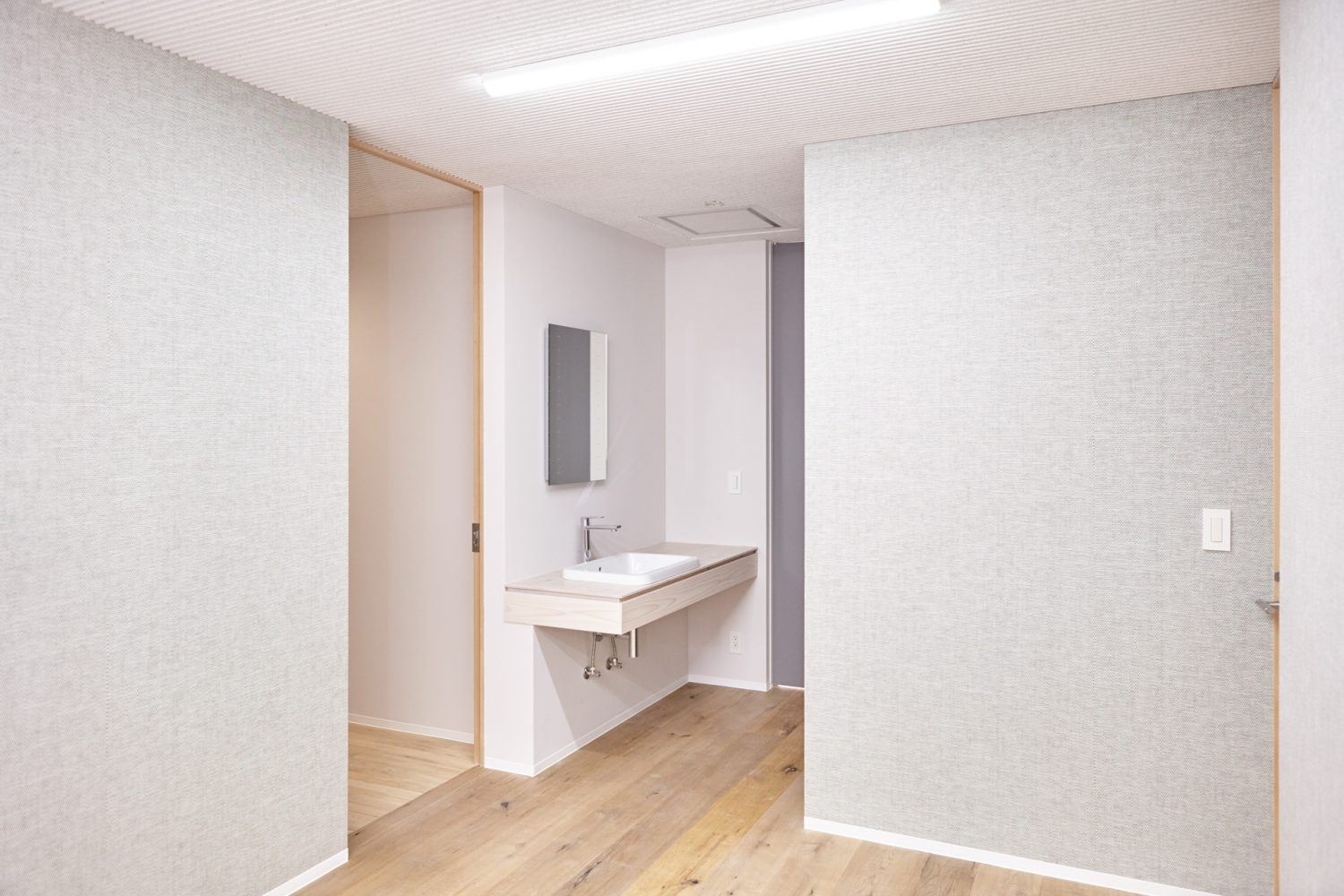 オプション:個室のメイクルーム(トイレ / 洗面台)