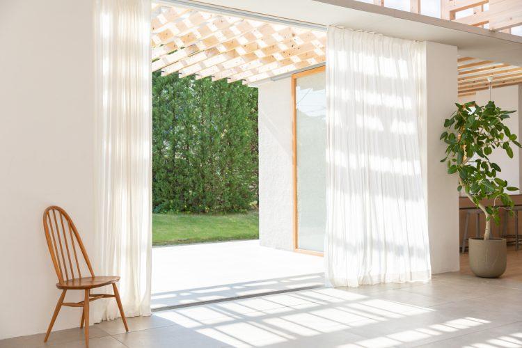 大きな一枚ガラスの引き戸は完全に開口可能