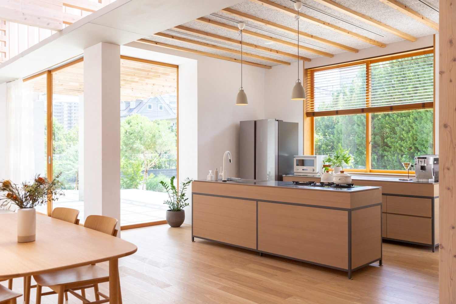 広々としたキッチンとダイニングスペース