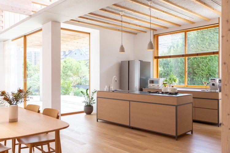 広々としたキッチンとダイニングスペース