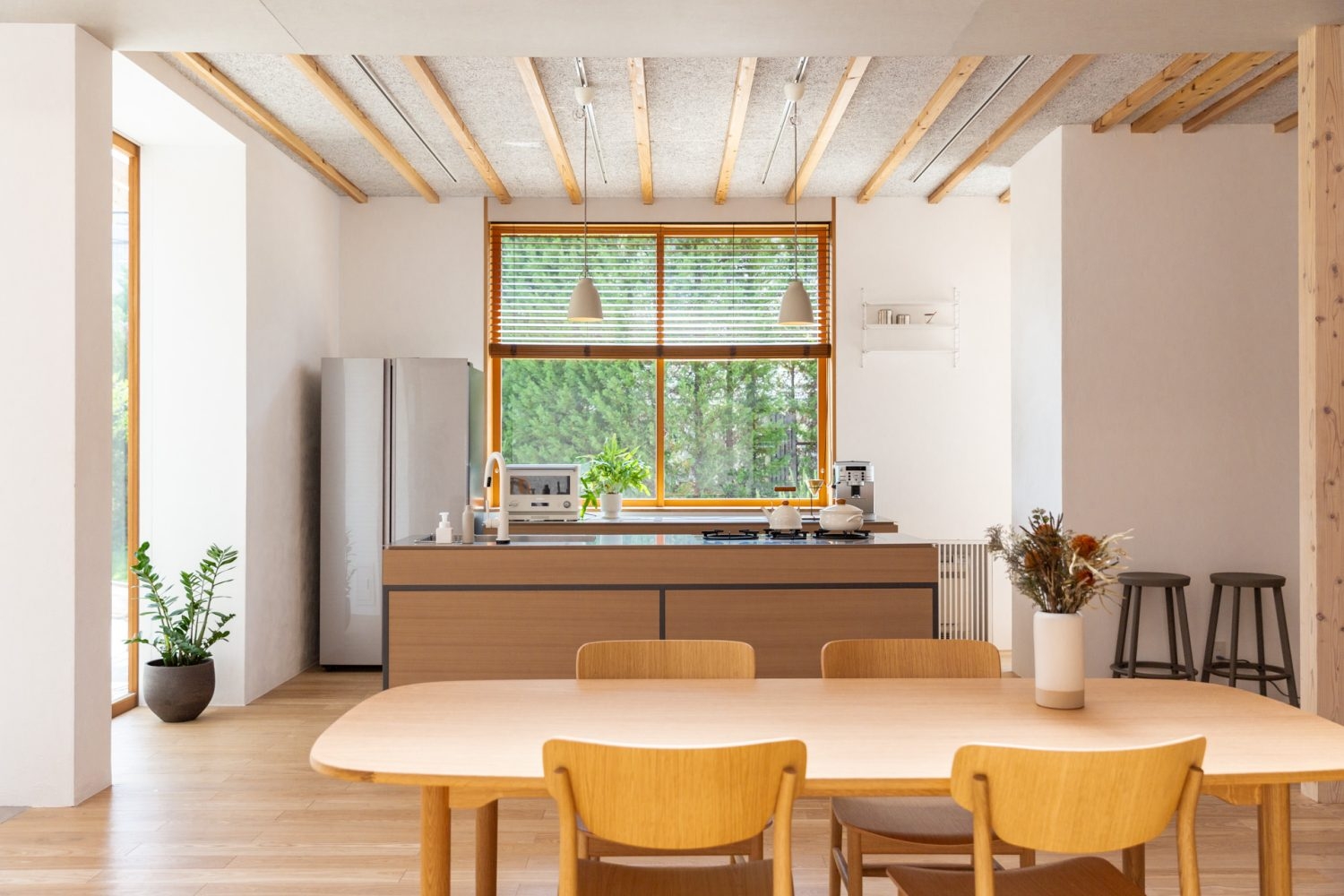 正面の大きな窓が開放的