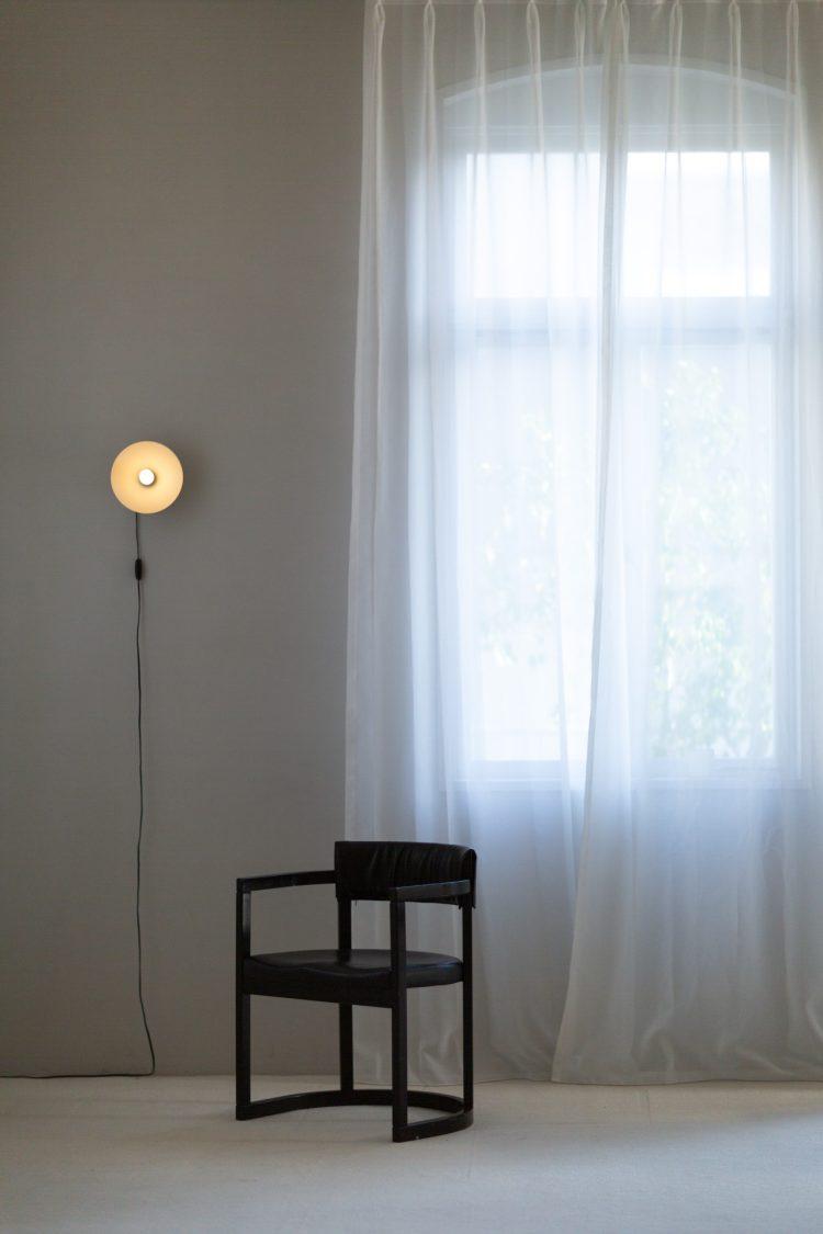 高さのある印象的な窓辺