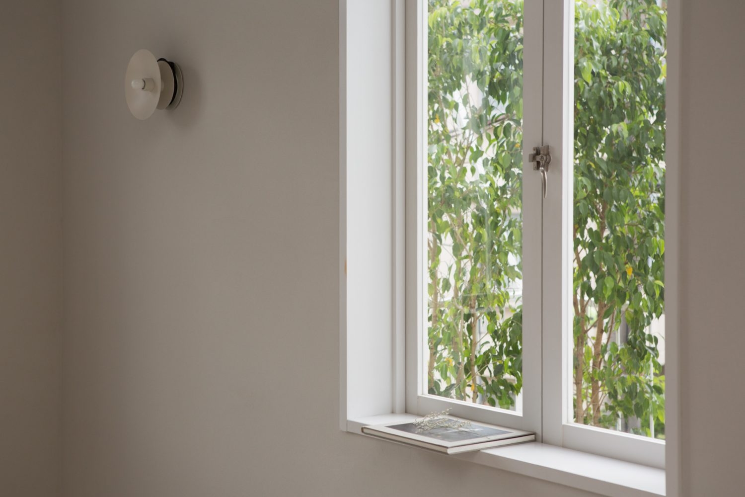 窓辺で物撮りも