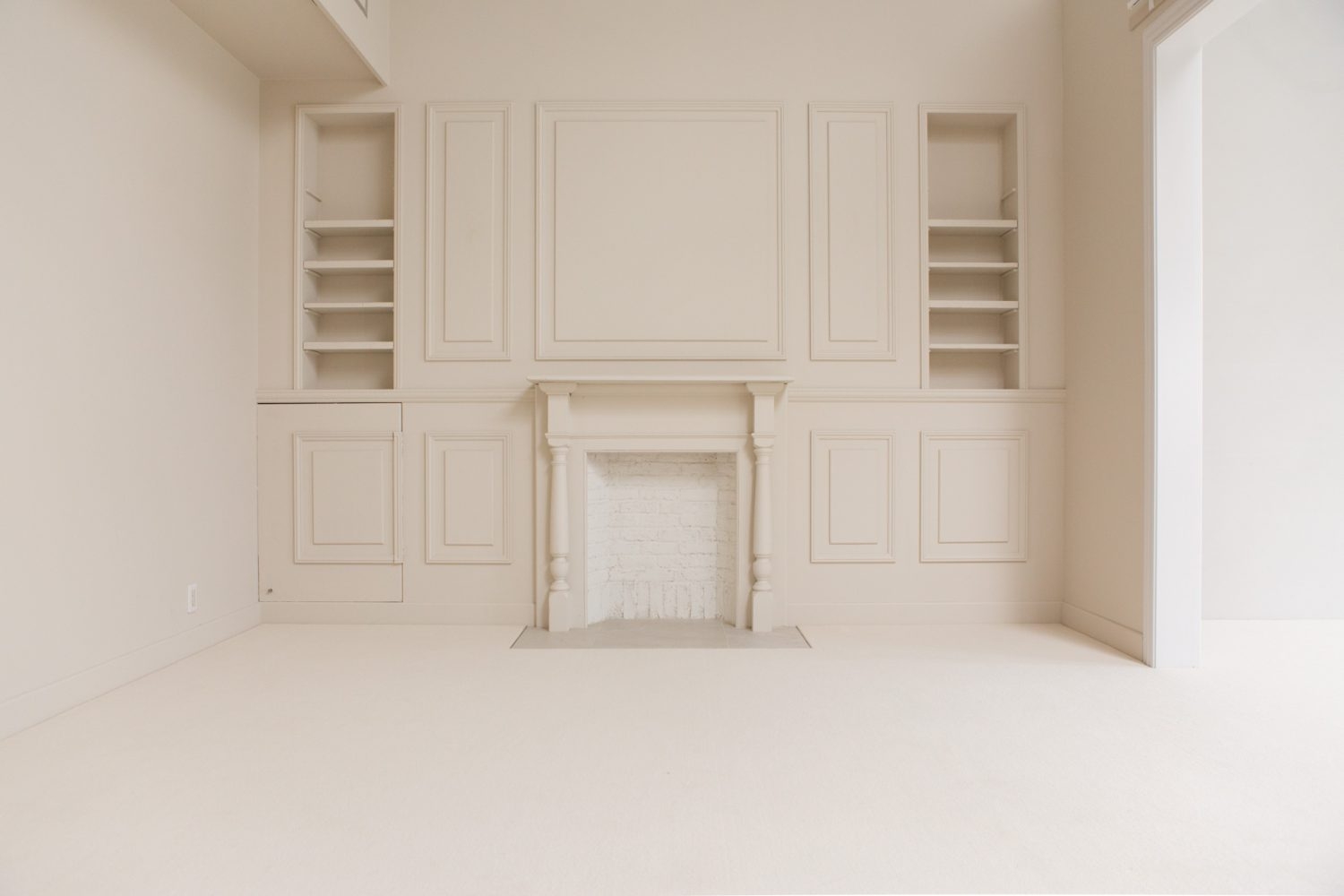 光の回るワントーンでまとめられた暖炉