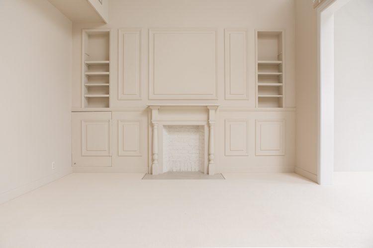 光の回るワントーンでまとめられた暖炉