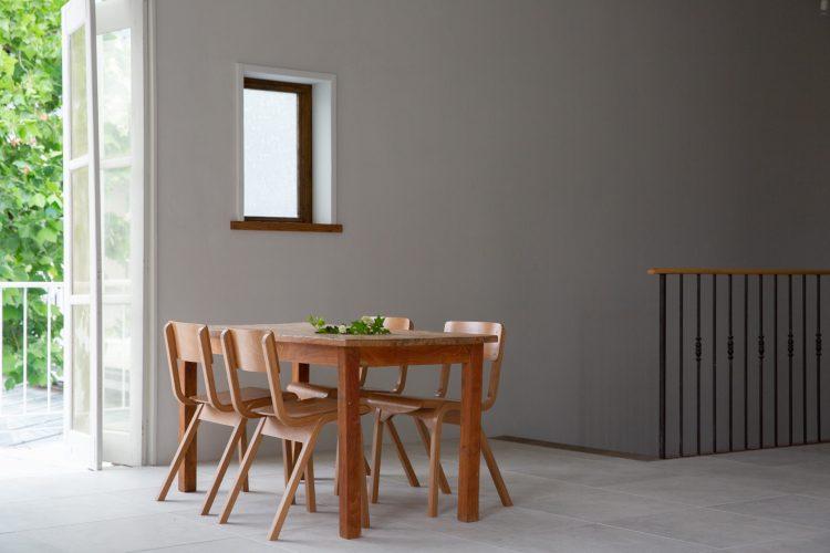 物撮りも可能な木製のダイニングセット