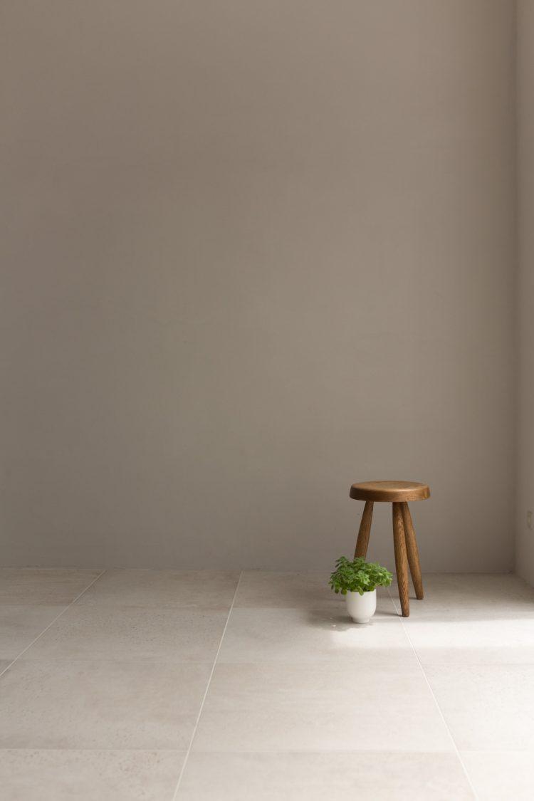 薄いグレーの壁は光で印象が大きく変わる