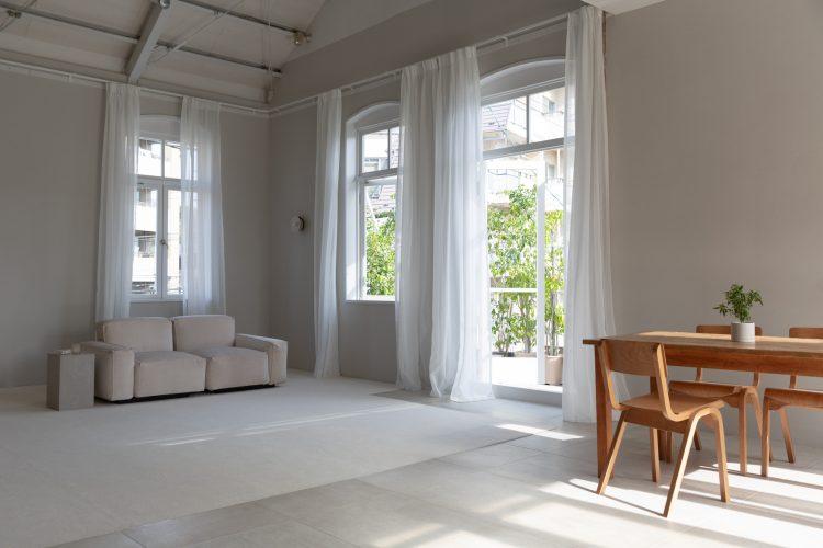 床はカーペットとタイルの2種類