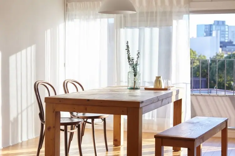 大きな窓から明るい日差しが