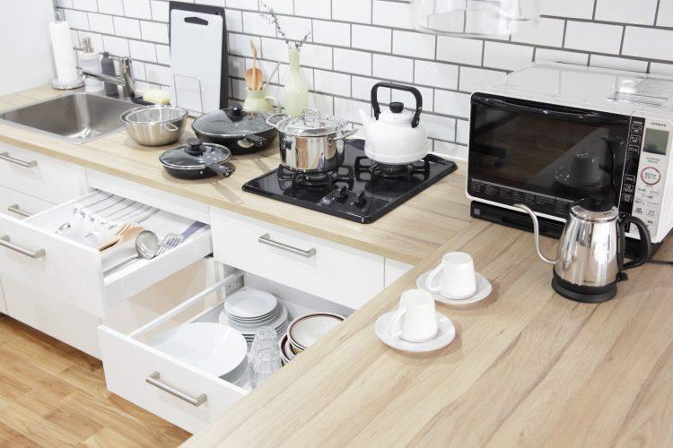 揃っている調理器具や食器