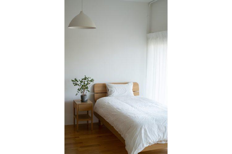 サイドテーブルもベッドとセット