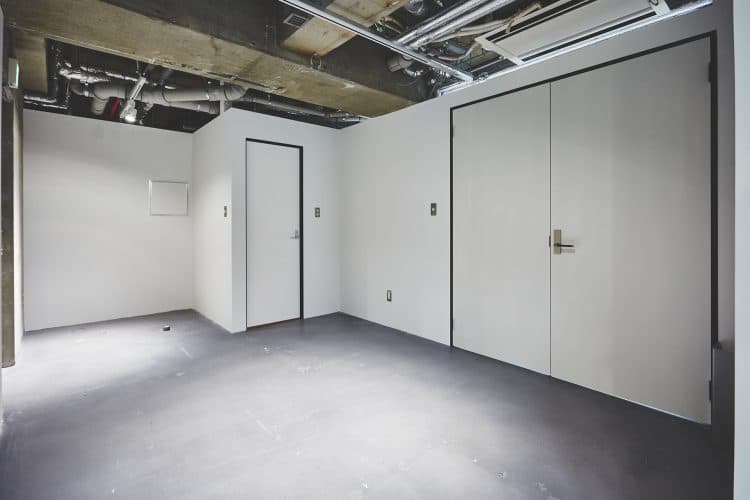 左の扉:トイレ入口 / 右の扉:会議室入口