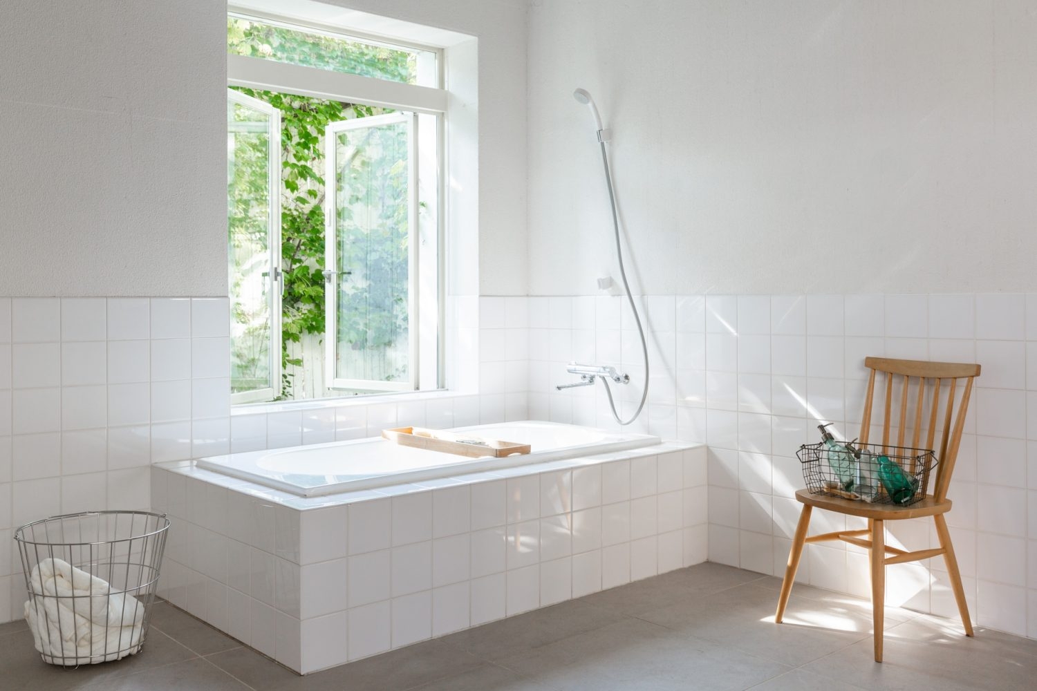 バスタブには窓からやわらかな光が差し込む