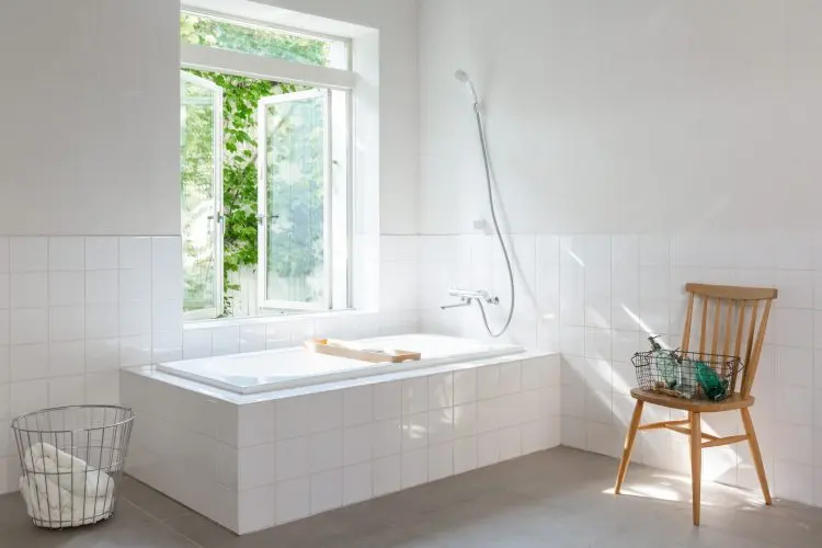 バスタブには窓からやわらかな光が差し込む