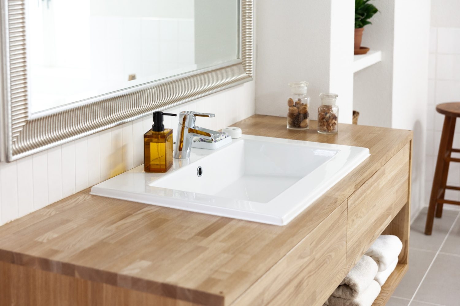 あたたかみのある天然木で作られた洗面台