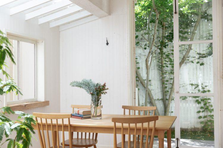 天窓から自然光が差し込む明るい空間