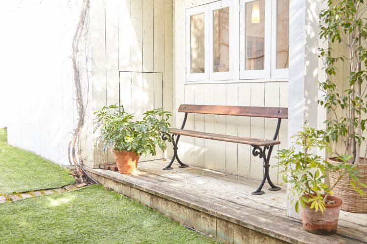 コンパクトで可愛らしい裏庭