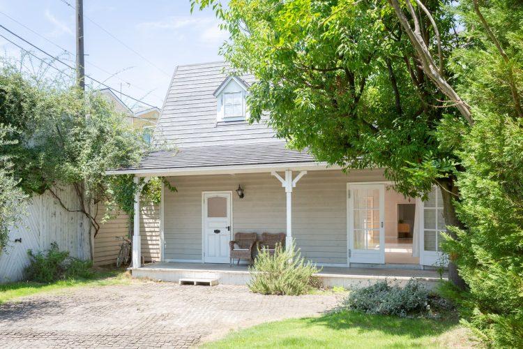 前のスぺースは車を入れて撮影可能