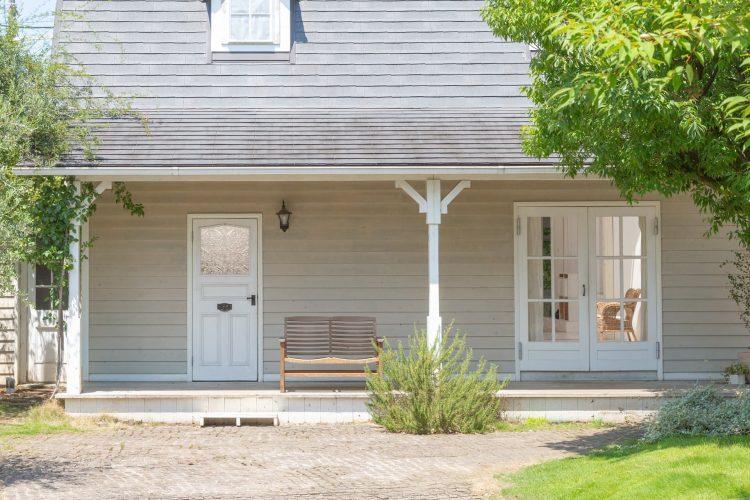 グレーの板壁の外観