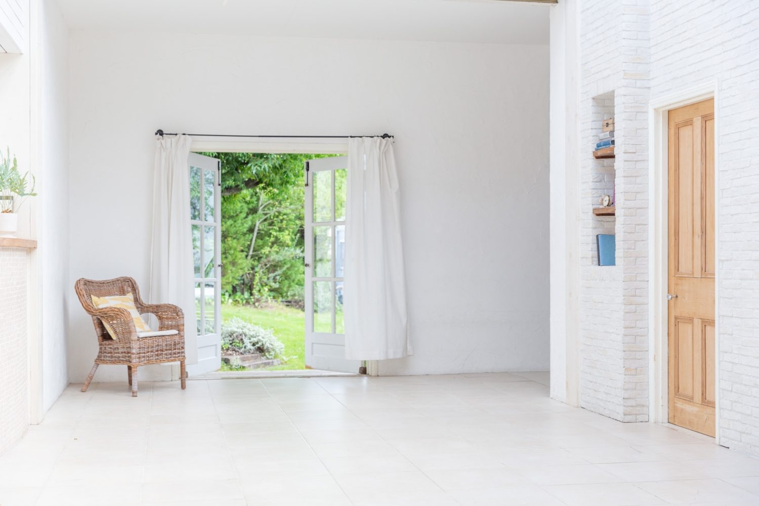 白を基調としたレンガ調の壁や床