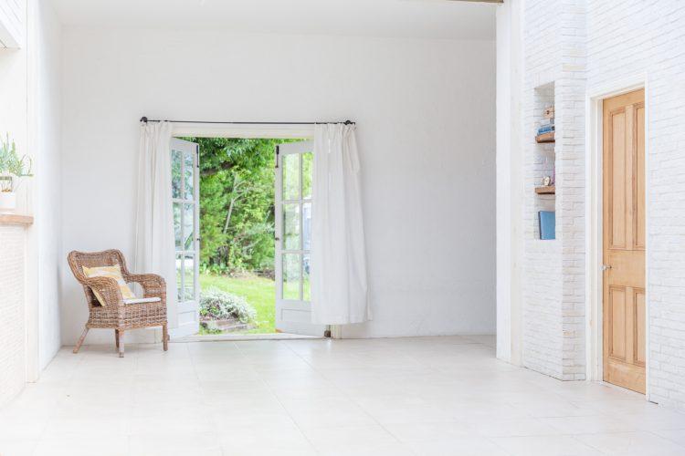 白を基調としたレンガ調の壁や床