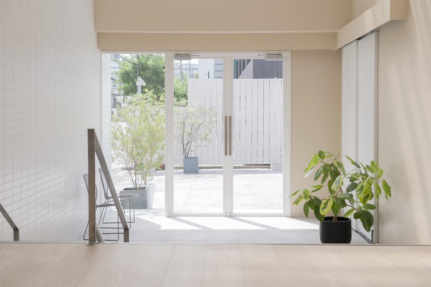 白とベージュが組み合わさった空間