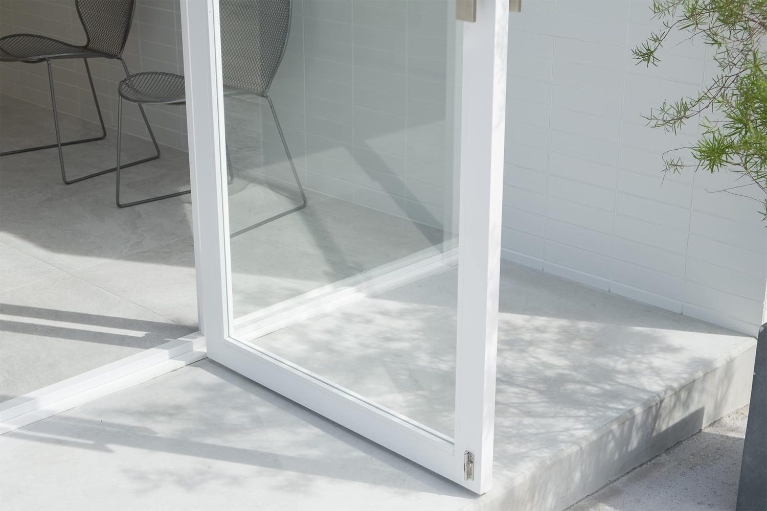 白い壁とコンクリートの質感がモダンな印象